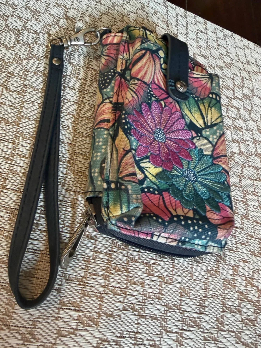 Sakroots Artist Circle collection wristlet wallet